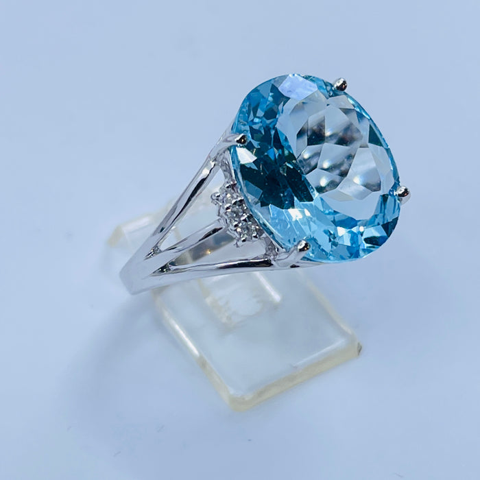 14kt White Gold oval Blue Topaz diamond Ring